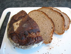 rozkrájený chleba upečený ve venkovní peci