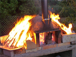 foto vypalování venkovní pece na chleba